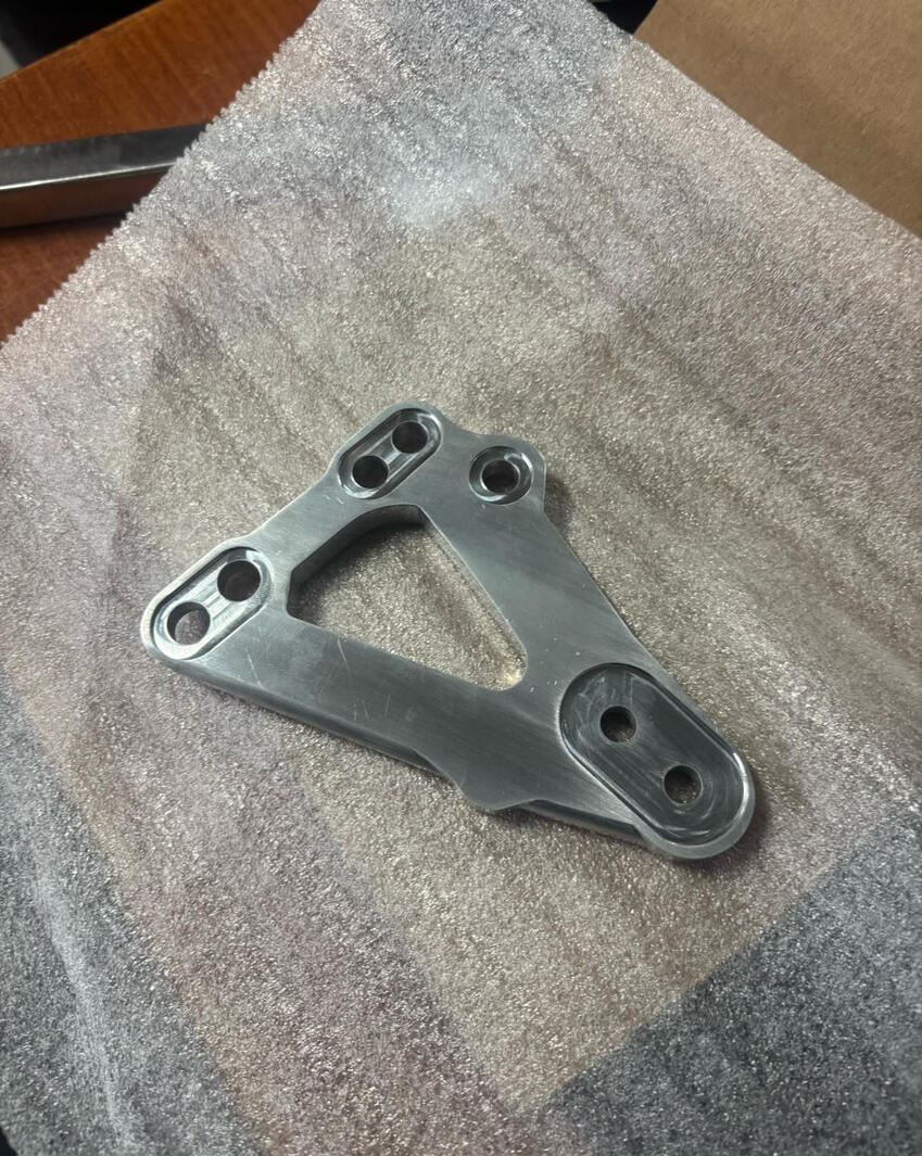 pieza diseñada y cortada en CNC de aluminio